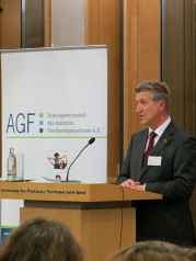 Der Vorsitzende der AGF, Dr. Klaus Zeh als Redner bei der Podiumsveranstaltung anlässlich des 60-jährigen Jubiläums